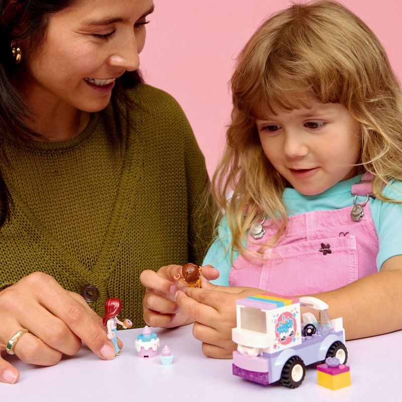 Jucarii, Copii si Bebe - Jucarii si jocuri - Seturi de constructie si cuburi - Seturi de constructie - LEGO Friends Masina Unicorn pentru Livrare de Torturi 42675 - Infinity.ro