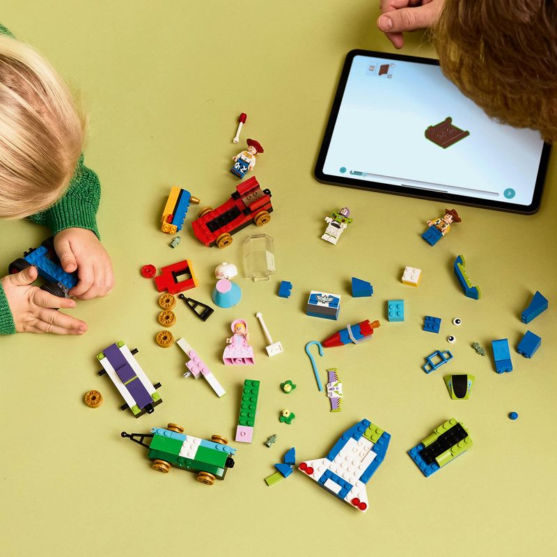 Jucarii, Copii si Bebe - Jucarii si jocuri - Seturi de constructie si cuburi - Seturi de constructie - LEGO Disney Toy Story 30th Anniversary Train & RC Car 43264 - Infinity.ro