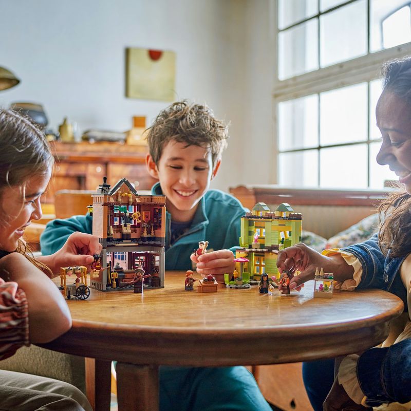 Jucarii, Copii si Bebe - Jucarii si jocuri - Seturi de constructie si cuburi - Seturi de constructie - LEGO Harry Potter Diagon Alley: Quality Quidditch & Ice Cream 76452 - Infinity.ro