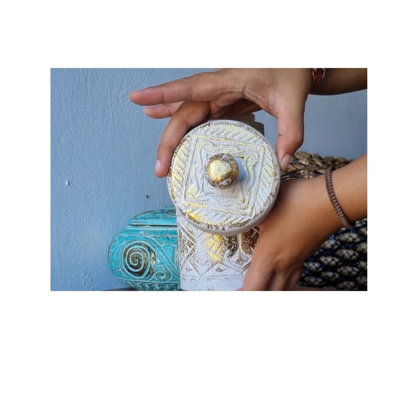 Casa si Gradina - Decoratiuni - Obiecte decorative - Vaze si boluri decorative - Cutie Artizanala, Sculptata Manual din Lemn pentru Lucruri Marunte, Aurie, 9,3 x 22,5 cm - Infinity.ro