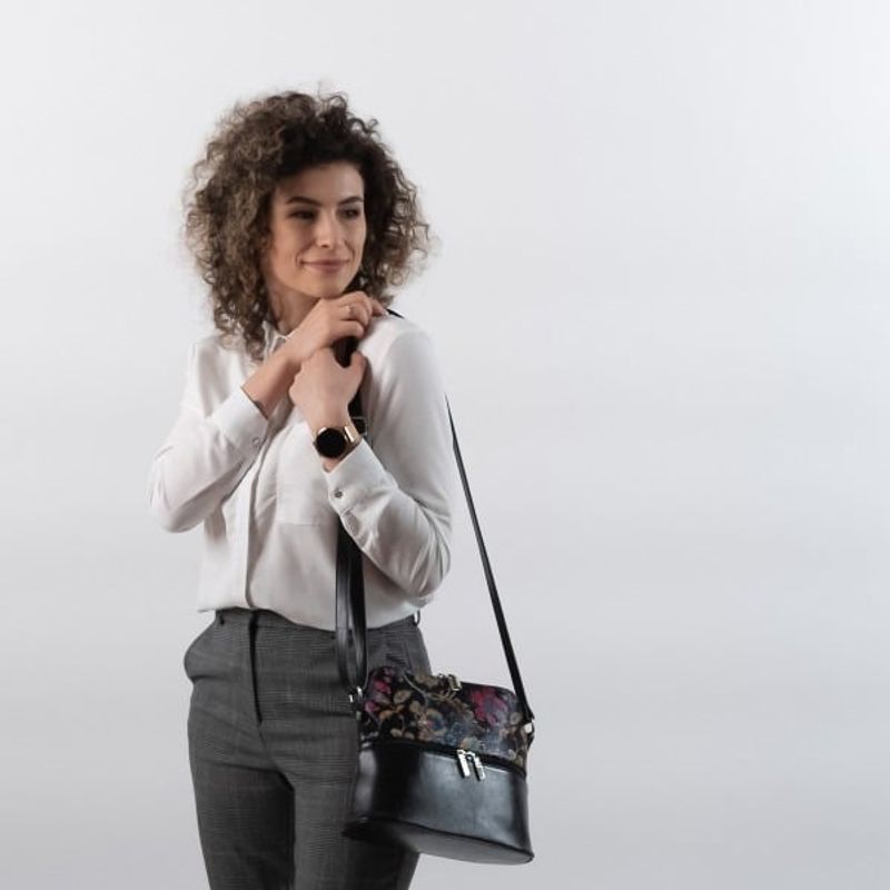 Fashion, accesorii si bijuterii - Femei - Accesorii femei - Genti si rucsacuri femei - Geanta dama din piele naturala, model 239, de umar si crossbody, negru cu flori - Infinity.ro