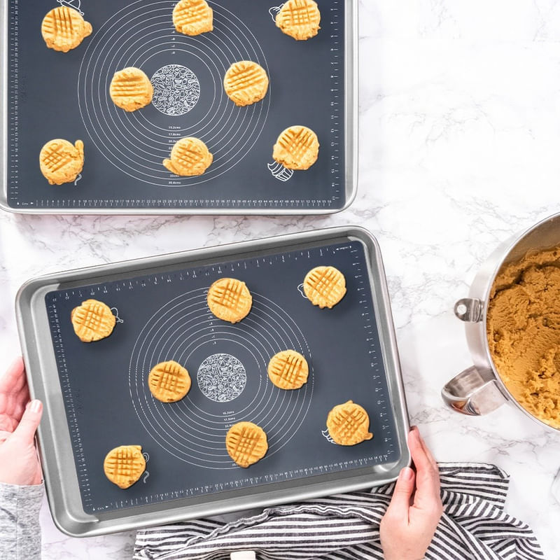 Casa si Gradina - Bucatarie si vesela - Ustensile bucatarie - Ustensile ornare prajituri - Covoras din silicon pentru framantat si copt 64×45 cm, gri - Infinity.ro