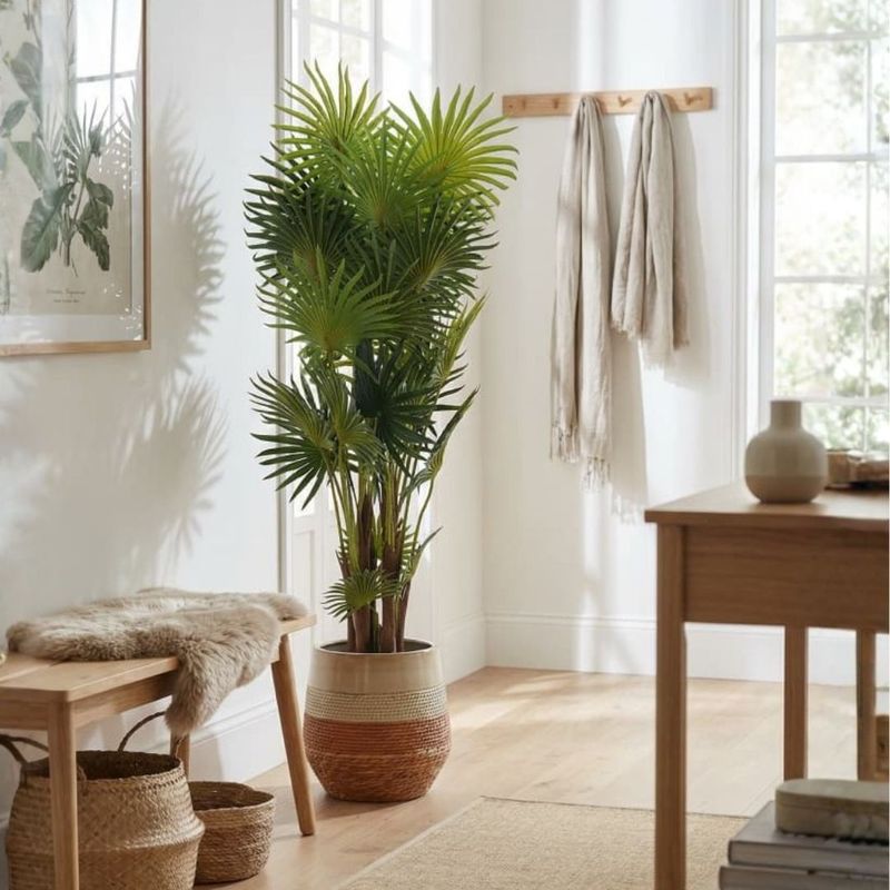 Casa si Gradina - Decoratiuni - Obiecte decorative - Plante artificiale - Planta artificiala Palmier 120 cm, bogata in frunze verzi cu detalii realiste, ghiveci negru inclus - Infinity.ro