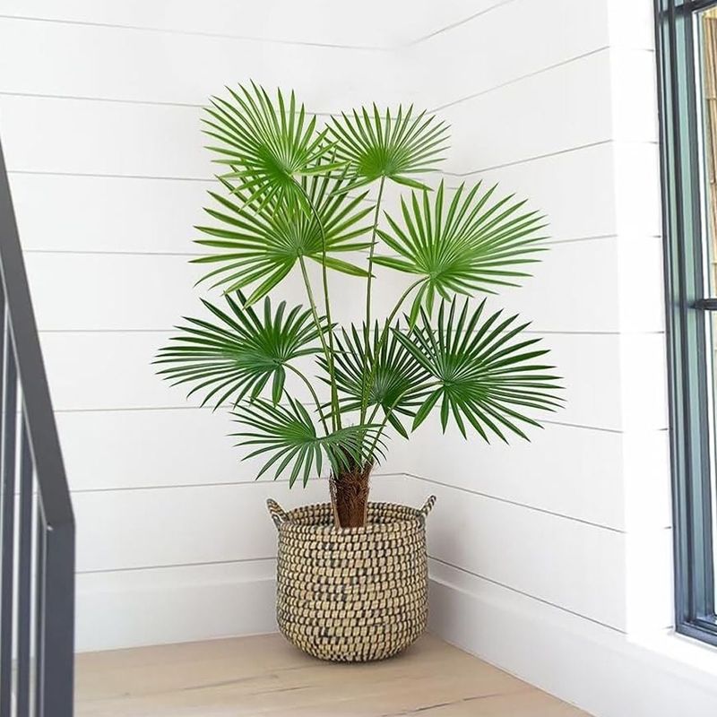 Casa si Gradina - Decoratiuni - Obiecte decorative - Plante artificiale - Planta artificiala Palmier 160 cm, bogata in frunze verzi, tulpini cu insertii de material natural, ghiveci negru inclus - Infinity.ro