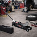 Auto si Moto - Reparatii si depanare - Scule auto - Echipamente de ridicare si sprijin - Cric hidraulic cu profil redus de 2,5 T cu valiza, tampon de cauciuc, S10663 - Infinity.ro