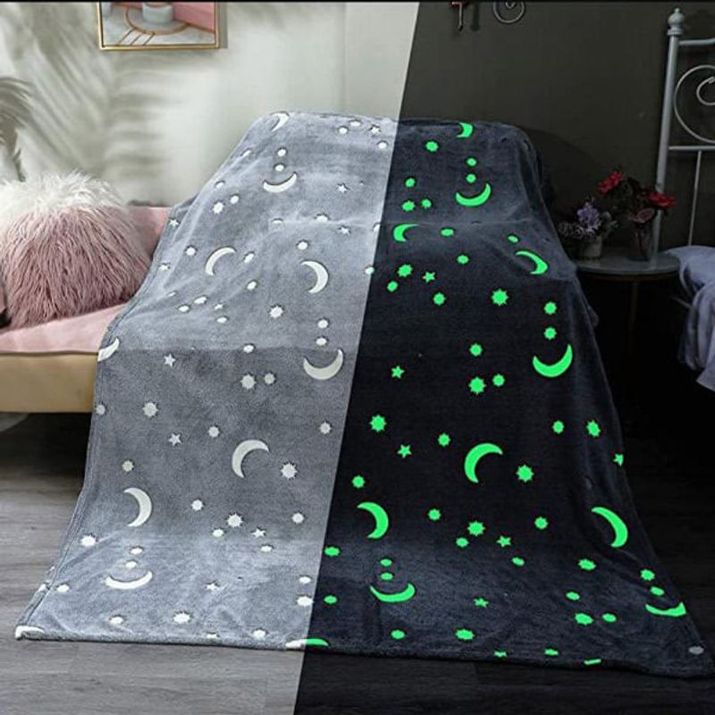 Casa si Gradina - Textile si covoare - Pături și cuverturi - Paturici copii - Patura Pufoasa si Magica, Imprimeu Glow in the Dark, Dinozauri, Verde/Gri, 185cm x 100cm - Infinity.ro