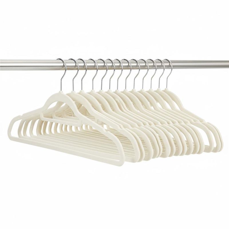 Casa si Gradina - Mobilier - Organizare si depozitare - Umerase si valeti - Set de 20 de umerase pentru haine, din velur, cu carlig rotativ, 45x23 cm, ecru - Infinity.ro
