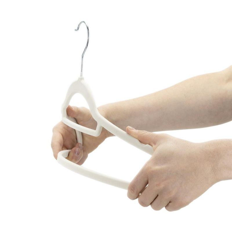 Casa si Gradina - Mobilier - Organizare si depozitare - Umerase si valeti - Set de 20 de umerase pentru haine, din velur, cu carlig rotativ, 45x23 cm, ecru - Infinity.ro