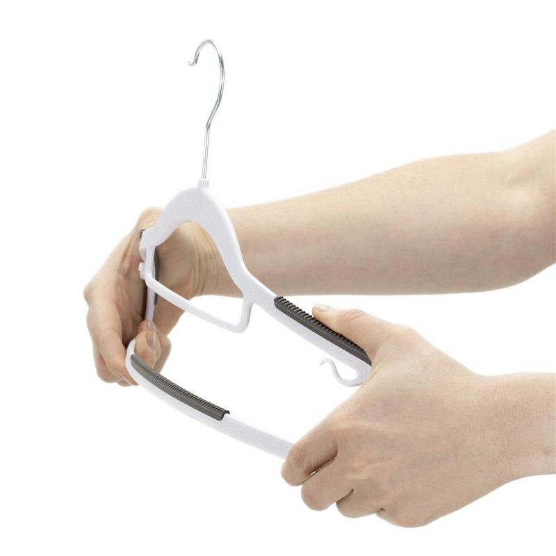 Casa si Gradina - Mobilier - Organizare si depozitare - Umerase si valeti - Set de 20 de umerase antiderapante pentru haine, din PE, cu carlig metalic rotativ, 41 cm, alb si gri - Infinity.ro