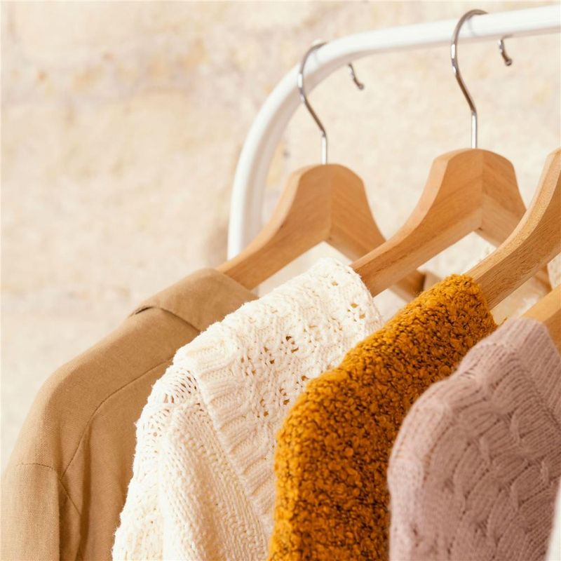 Casa si Gradina - Mobilier - Organizare si depozitare - Umerase si valeti - Set de 10 umerase din lemn cu carlig cromat rotativ, forma ergonomica, 43x21 cm, maro natur - Infinity.ro