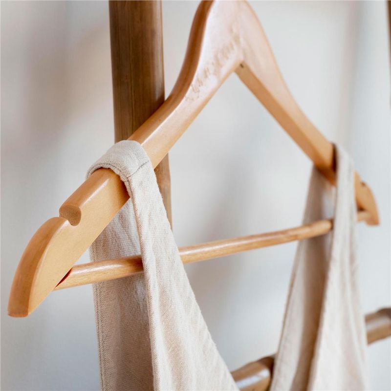 Casa si Gradina - Mobilier - Organizare si depozitare - Umerase si valeti - Set de 10 umerase din lemn cu carlig cromat rotativ, forma ergonomica, 43x21 cm, maro natur - Infinity.ro