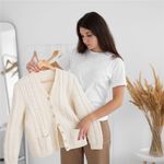 Casa si Gradina - Mobilier - Organizare si depozitare - Umerase si valeti - Set de 10 umerase din lemn cu carlig cromat rotativ, forma ergonomica, 43x21 cm, maro natur - Infinity.ro