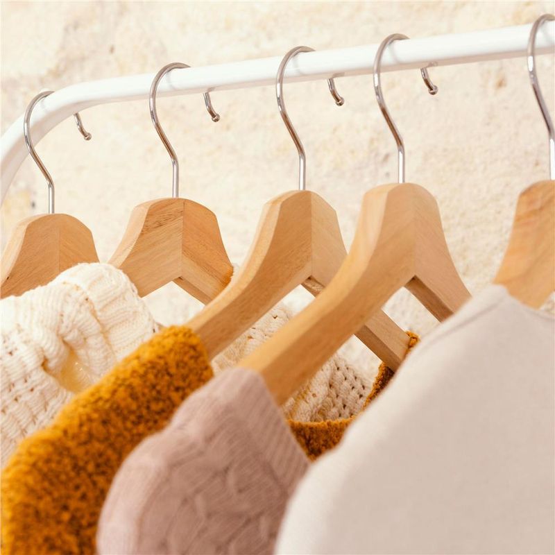 Casa si Gradina - Mobilier - Organizare si depozitare - Umerase si valeti - Set de 10 umerase din lemn cu carlig cromat rotativ, forma ergonomica, 43x21 cm, maro natur - Infinity.ro