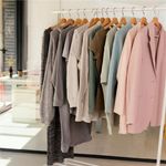 Casa si Gradina - Mobilier - Organizare si depozitare - Umerase si valeti - Set de 10 umerase din lemn cu carlig cromat rotativ, forma ergonomica, 43x21 cm, maro natur - Infinity.ro