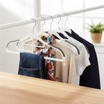 Casa si Gradina - Mobilier - Organizare si depozitare - Umerase si valeti - Set de 30 de umerase antiderapante pentru haine, din PE, cu carlig metalic rotativ, 41 cm, alb si gri - Infinity.ro