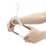 Casa si Gradina - Mobilier - Organizare si depozitare - Umerase si valeti - Set de 30 de umerase antiderapante pentru haine, din PE, cu carlig metalic rotativ, 41 cm, alb si gri - Infinity.ro