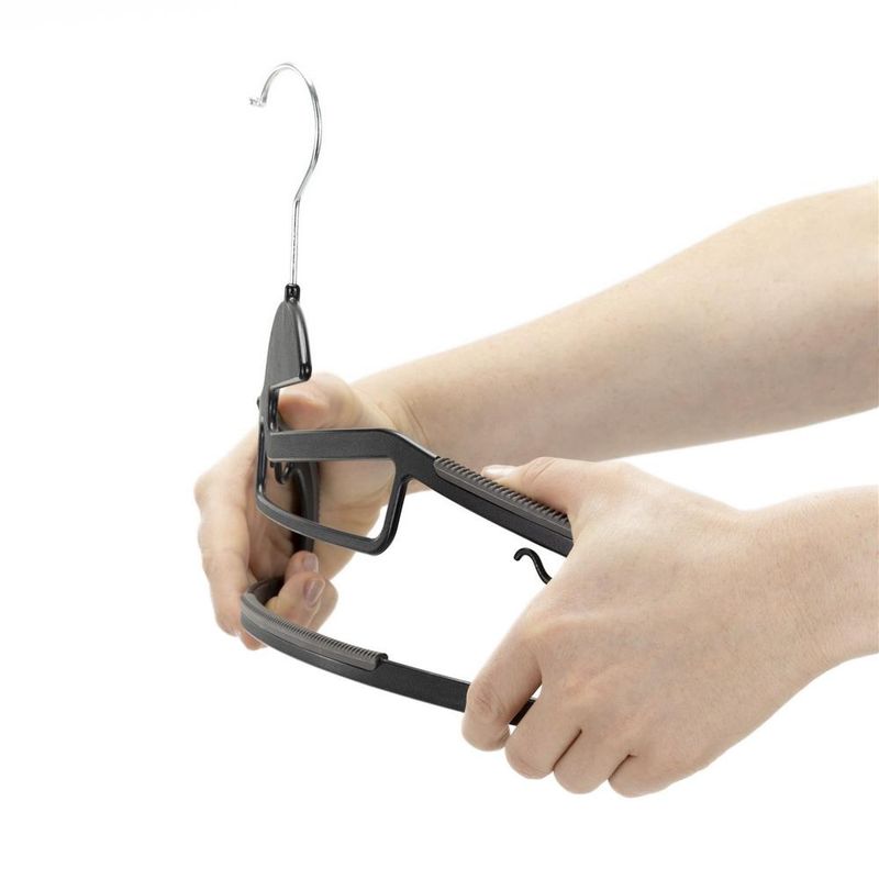 Casa si Gradina - Mobilier - Organizare si depozitare - Umerase si valeti - Set de 20 de umerase antiderapante pentru haine, din PE, cu carlig metalic rotativ, 41 cm, negru si gri - Infinity.ro