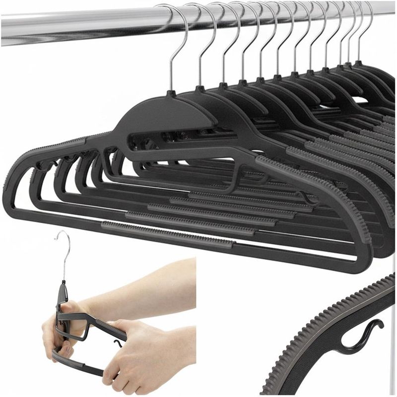 Casa si Gradina - Mobilier - Organizare si depozitare - Umerase si valeti - Set de 20 de umerase antiderapante pentru haine, din PE, cu carlig metalic rotativ, 41 cm, negru si gri - Infinity.ro