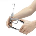 Casa si Gradina - Mobilier - Organizare si depozitare - Umerase si valeti - Set de 30 de umerase antiderapante pentru haine, din PE, cu carlig metalic rotativ, 41 cm, gri si negru - Infinity.ro