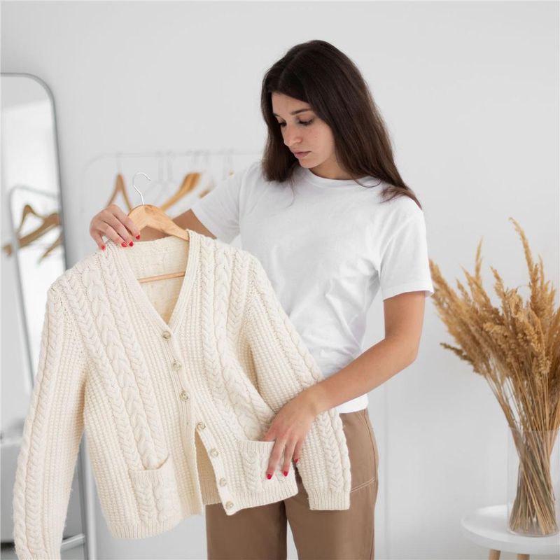 Casa si Gradina - Mobilier - Organizare si depozitare - Umerase si valeti - Set de 30 umerase din lemn cu carlig cromat rotativ, forma ergonomica, 43x21 cm, maro natur - Infinity.ro