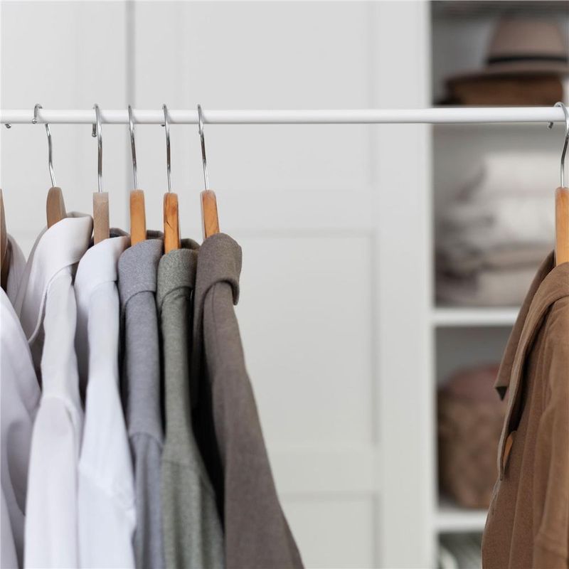 Casa si Gradina - Mobilier - Organizare si depozitare - Umerase si valeti - Set de 30 umerase din lemn cu carlig cromat rotativ, forma ergonomica, 43x21 cm, maro natur - Infinity.ro