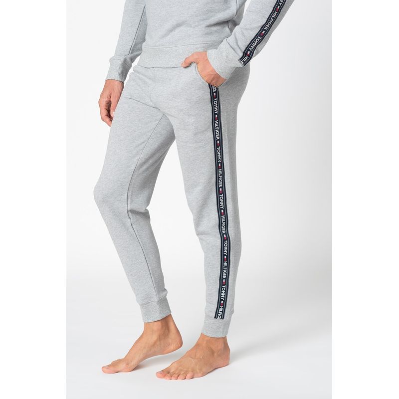 Fashion, accesorii si bijuterii - Barbati - Imbracaminte - Pantaloni barbati - Pantaloni trening Tommy Hilfiger Trucker UM0UM00706 Gri L INTL - Infinity.ro