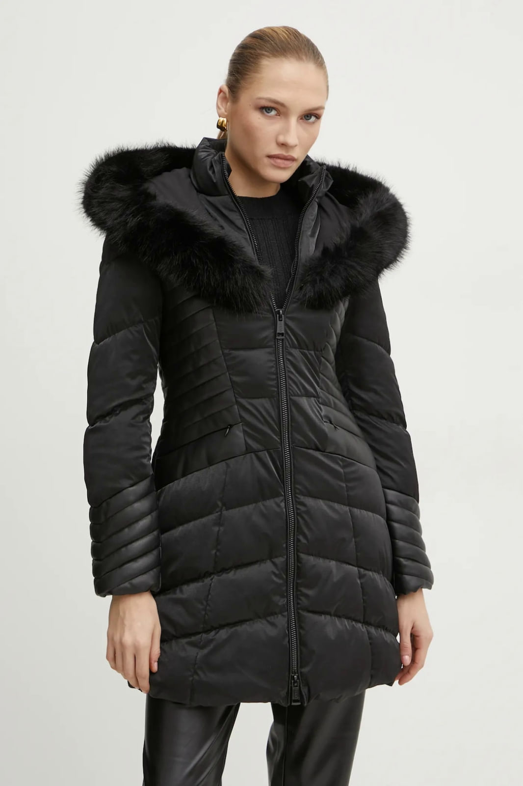 Geaca Dama Guess OXANA W4BL61 – Matlasata, Cambrata, cu Gluga din Blana Sintetica Negru
