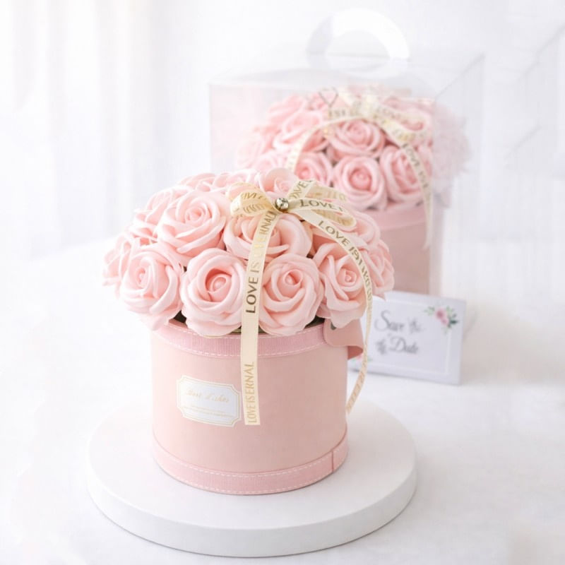 Market - Cadouri - Flori si aranjamente - Flower box 21 trandafiri parfumati din sapun, cutie transparenta cu maner, cadou elegant pentru femei, roz, BUK08R - Infinity.ro
