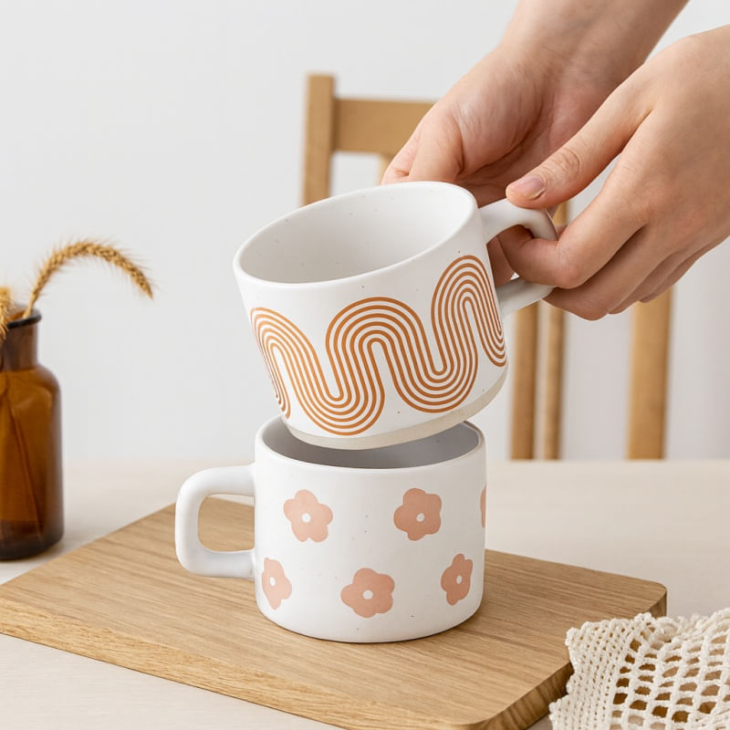 Casa si Gradina - Bucatarie si vesela - Cani si pahare - Cani si cesti - Cana ceramica, cu imprimeu bej, model floral retro, 250 ml, eCarla, KB30 - Infinity.ro