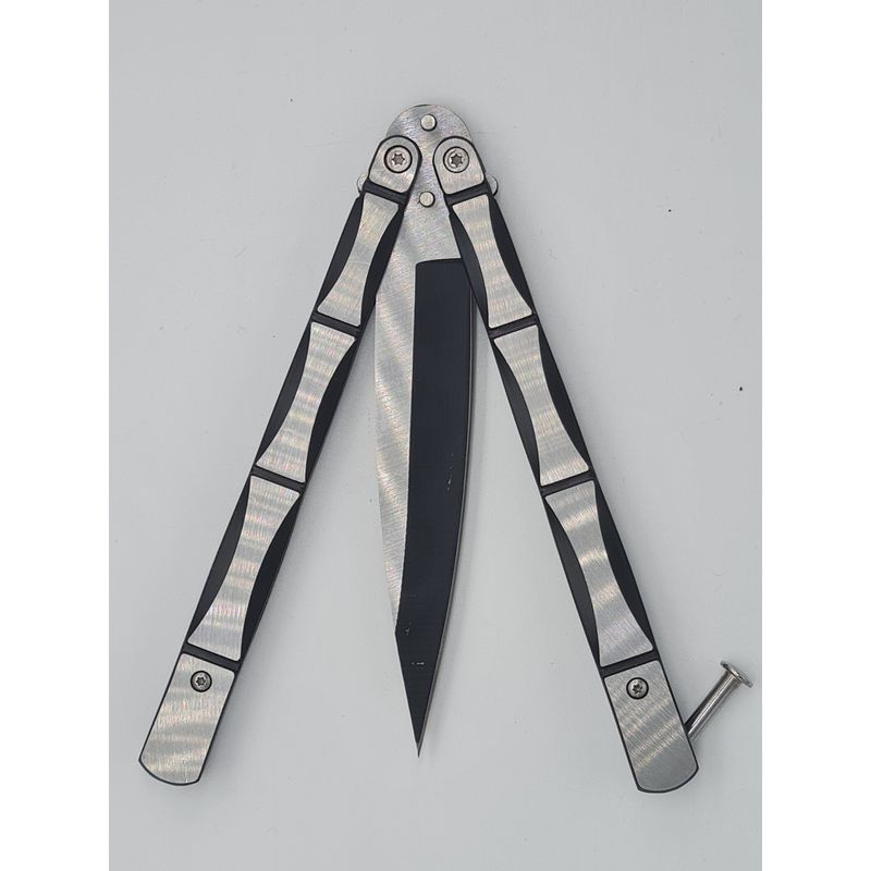 Sport si Outdoor - Camping - Cutite, bricege si accesorii - Cutite si bricege - Cutit fluture Butterfly, Balisong, 24 cm, model schelet 3D,model culoare gri, culoare negru - Infinity.ro