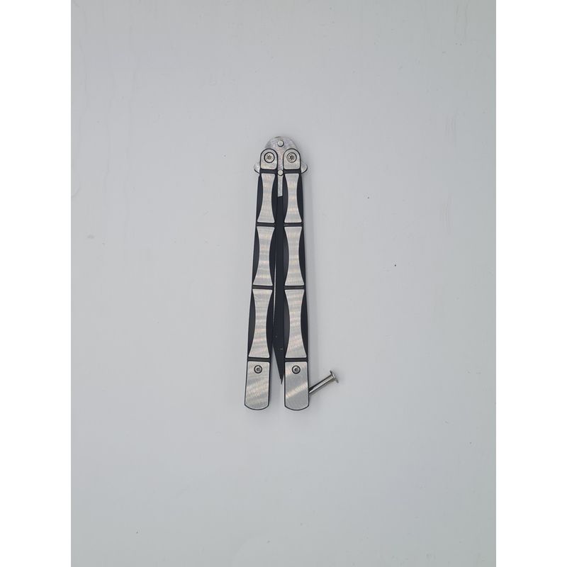 Sport si Outdoor - Camping - Cutite, bricege si accesorii - Cutite si bricege - Cutit fluture Butterfly, Balisong, 24 cm, model schelet 3D,model culoare gri, culoare negru - Infinity.ro