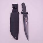 Sport si Outdoor - Camping - Cutite, bricege si accesorii - Cutite si bricege - Cutit Vanatoare cu Maner Negru Mat, Lama Zimtata, Agatatoare, Husa Material Textil, Otel, 31 cm, Dalimag - Infinity.ro