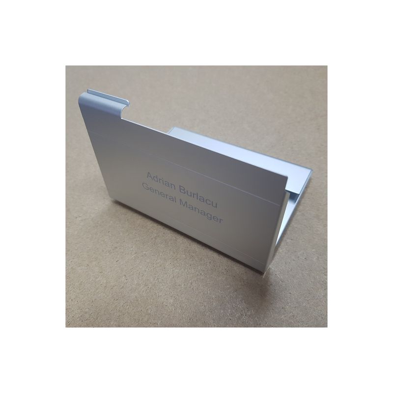 Carti si Birotica - Papetarie - Carti de vizita - Suport carti de vizita aluminiu, gravat, personalizat cu nume sau sigla, 95 x 65 x 7 mm - Infinity.ro