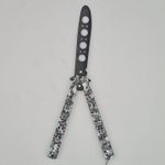 Sport si Outdoor - Camping - Cutite, bricege si accesorii - Cutite si bricege - Cutit fluture Butterfly, Balisong  22 cm, cranii m2, alb, fara tais, de antrenament, model cercuri - Infinity.ro