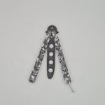 Sport si Outdoor - Camping - Cutite, bricege si accesorii - Cutite si bricege - Cutit fluture Butterfly, Balisong  22 cm, cranii m2, alb, fara tais, de antrenament, model cercuri - Infinity.ro