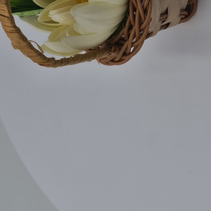 Market - Cadouri - Flori si aranjamente - Cosulet, aranjament floral trandafiri "Cosulet cu flori", flori de sapun, model floare de nufar, m2, 30x17x15 cm - Infinity.ro