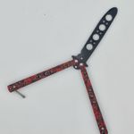 Sport si Outdoor - Camping - Cutite, bricege si accesorii - Cutite si bricege - Cutit fluture Butterfly, Balisong 21.50cm, cap de mort rosu M2, fara tais, de antrenament - Infinity.ro