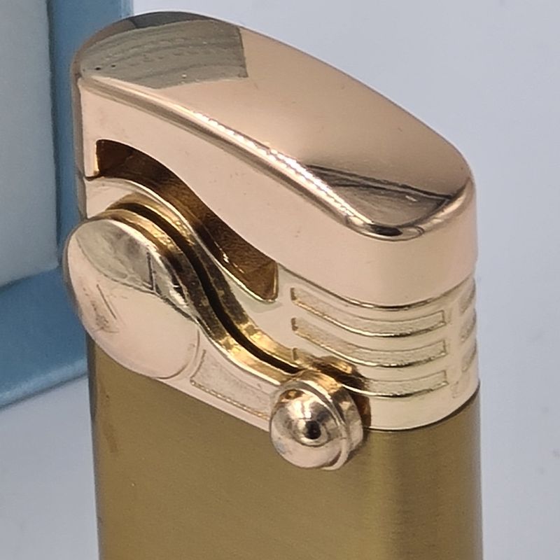 Market - Tutun si tigari - Articole si accesorii tutun - Bricheta metalica cu gaz, antivant, model flip, reincarcabila, aurie, cutie, personalizata - Infinity.ro