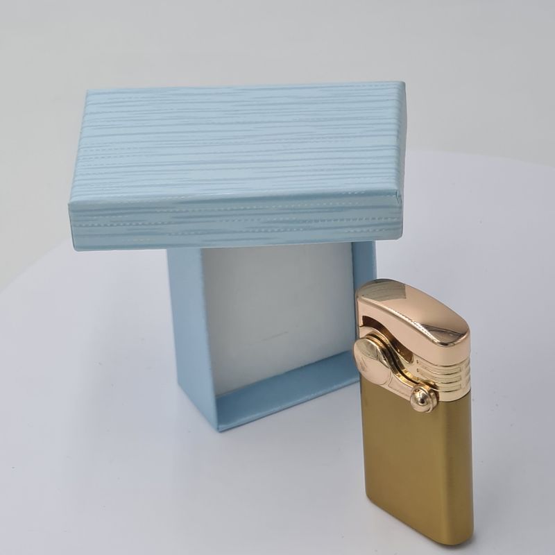 Market - Tutun si tigari - Articole si accesorii tutun - Bricheta metalica cu gaz, antivant, model flip, reincarcabila, aurie, cutie, personalizata - Infinity.ro