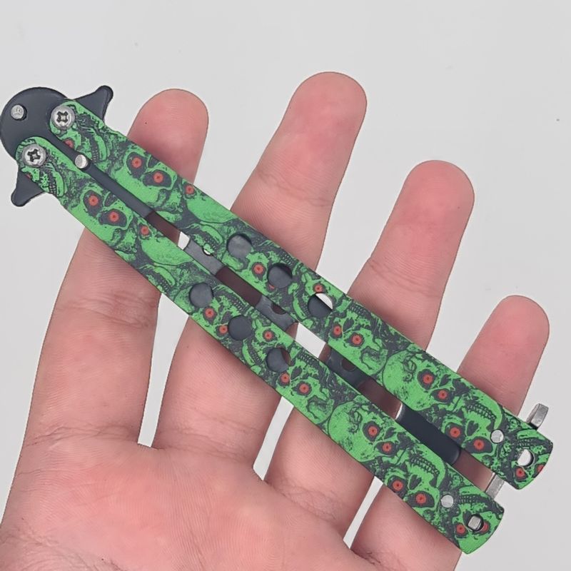 Sport si Outdoor - Camping - Cutite, bricege si accesorii - Cutite si bricege - Cutit fluture Butterfly, Balisong  21.50cm, cap de mort verde M2, fara tais, de antrenament - Infinity.ro