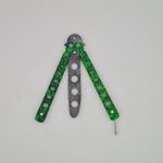 Sport si Outdoor - Camping - Cutite, bricege si accesorii - Cutite si bricege - Cutit fluture Butterfly, Balisong  22 cm, cranii m2, verde, fara tais, de antrenament, model cercuri - Infinity.ro