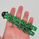 Sport si Outdoor - Camping - Cutite, bricege si accesorii - Cutite si bricege - Cutit fluture Butterfly, Balisong  22 cm, cranii m2, verde, fara tais, de antrenament, model cercuri - Infinity.ro
