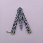 Sport si Outdoor - Camping - Cutite, bricege si accesorii - Cutite si bricege - Cutit Fluture cu Tais, Model Paianjen, Deschidere Manuala, Sistem Prindere Curea, 22 cm, Multicolor - Infinity.ro