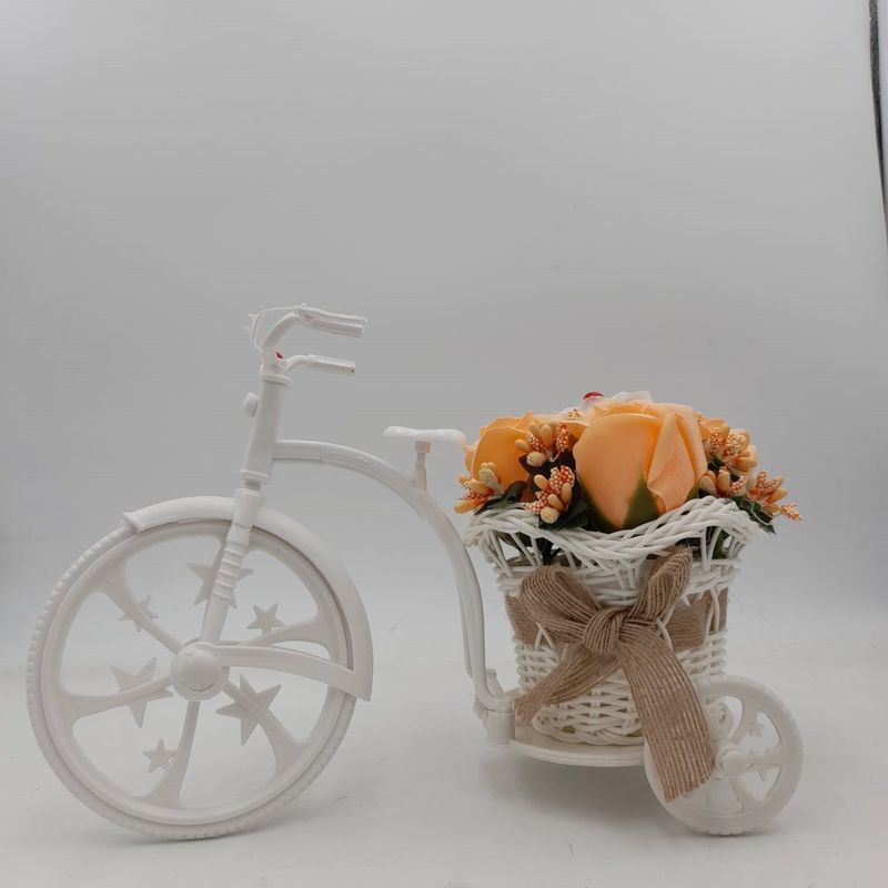 Market - Cadouri - Flori si aranjamente - Aranjament floral, trandafiri, portocalii "Bicicleta cu flori zambarete", flori de sapun, 22x15x12 cm - Infinity.ro
