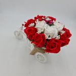 Market - Cadouri - Flori si aranjamente - Aranjament floral trandafiri "Bicicleta cu flori zambarete", flori de sapun, rosu cu alb, Dalimag, 30x17x15 cm - Infinity.ro