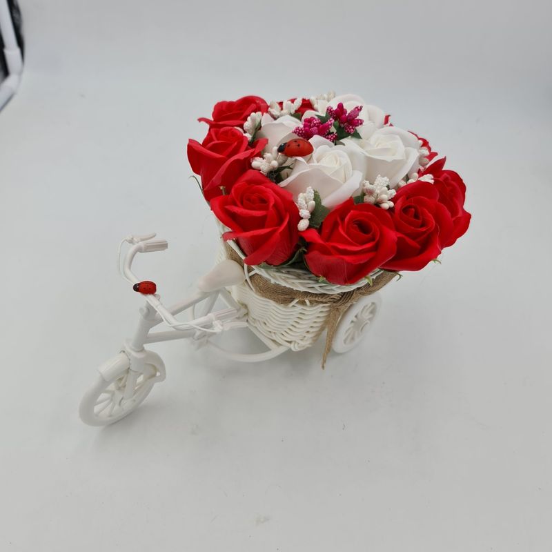 Market - Cadouri - Flori si aranjamente - Aranjament floral trandafiri "Bicicleta cu flori zambarete", flori de sapun, rosu cu alb, Dalimag, 30x17x15 cm - Infinity.ro