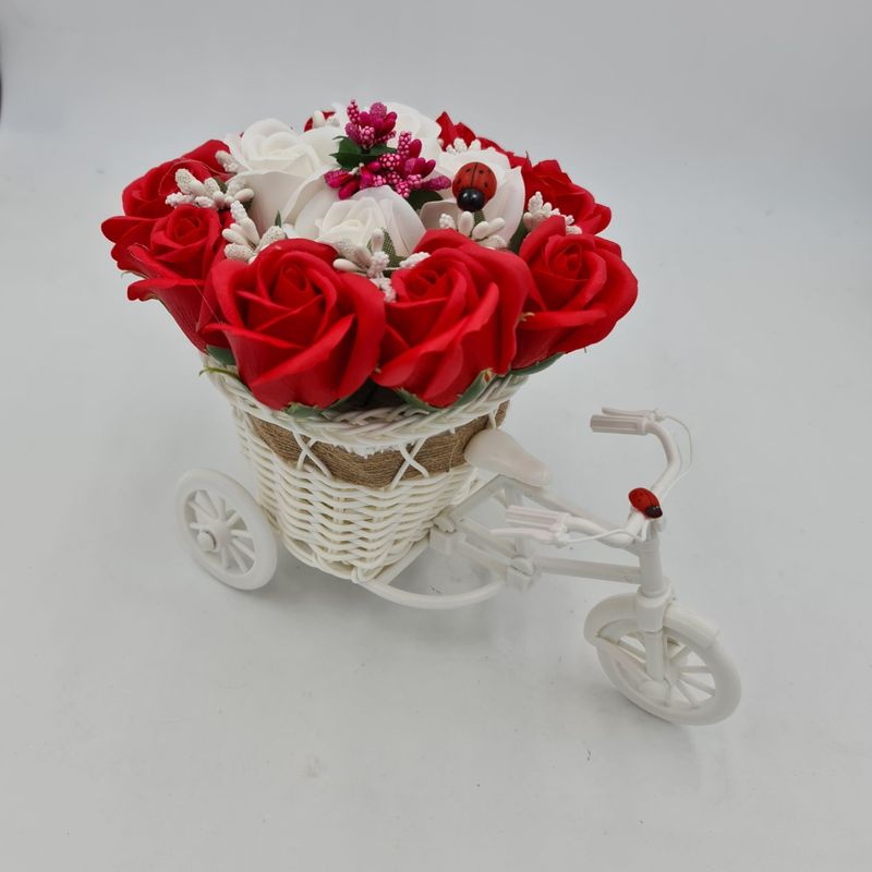 Market - Cadouri - Flori si aranjamente - Aranjament floral trandafiri "Bicicleta cu flori zambarete", flori de sapun, rosu cu alb, Dalimag, 30x17x15 cm - Infinity.ro