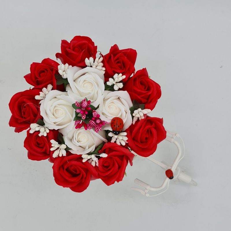 Market - Cadouri - Flori si aranjamente - Aranjament floral trandafiri "Bicicleta cu flori zambarete", flori de sapun, rosu cu alb, Dalimag, 30x17x15 cm - Infinity.ro
