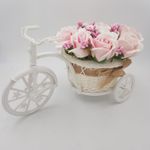 Market - Cadouri - Flori si aranjamente - Aranjament floral trandafiri "Bicicleta cu flori zambarete", flori de sapun, Dalimag, 30x17x15 cm - Infinity.ro
