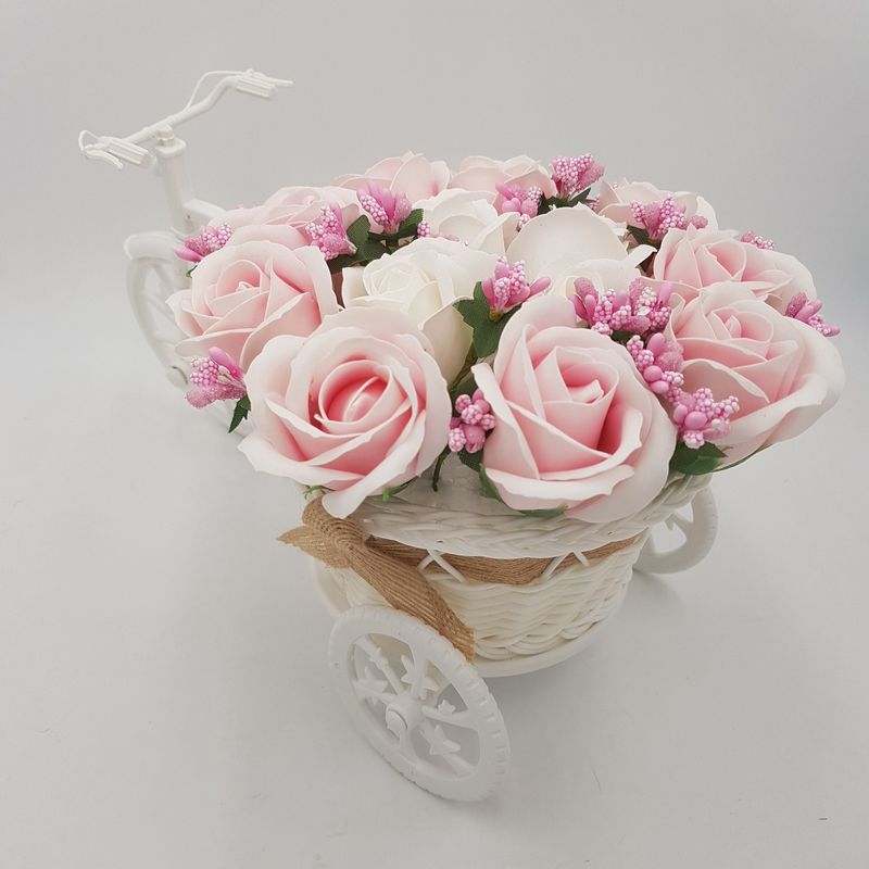 Market - Cadouri - Flori si aranjamente - Aranjament floral trandafiri "Bicicleta cu flori zambarete", flori de sapun, Dalimag, 30x17x15 cm - Infinity.ro